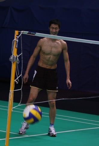 张本兄妹挑战国乒,张本妹妹打乒乓