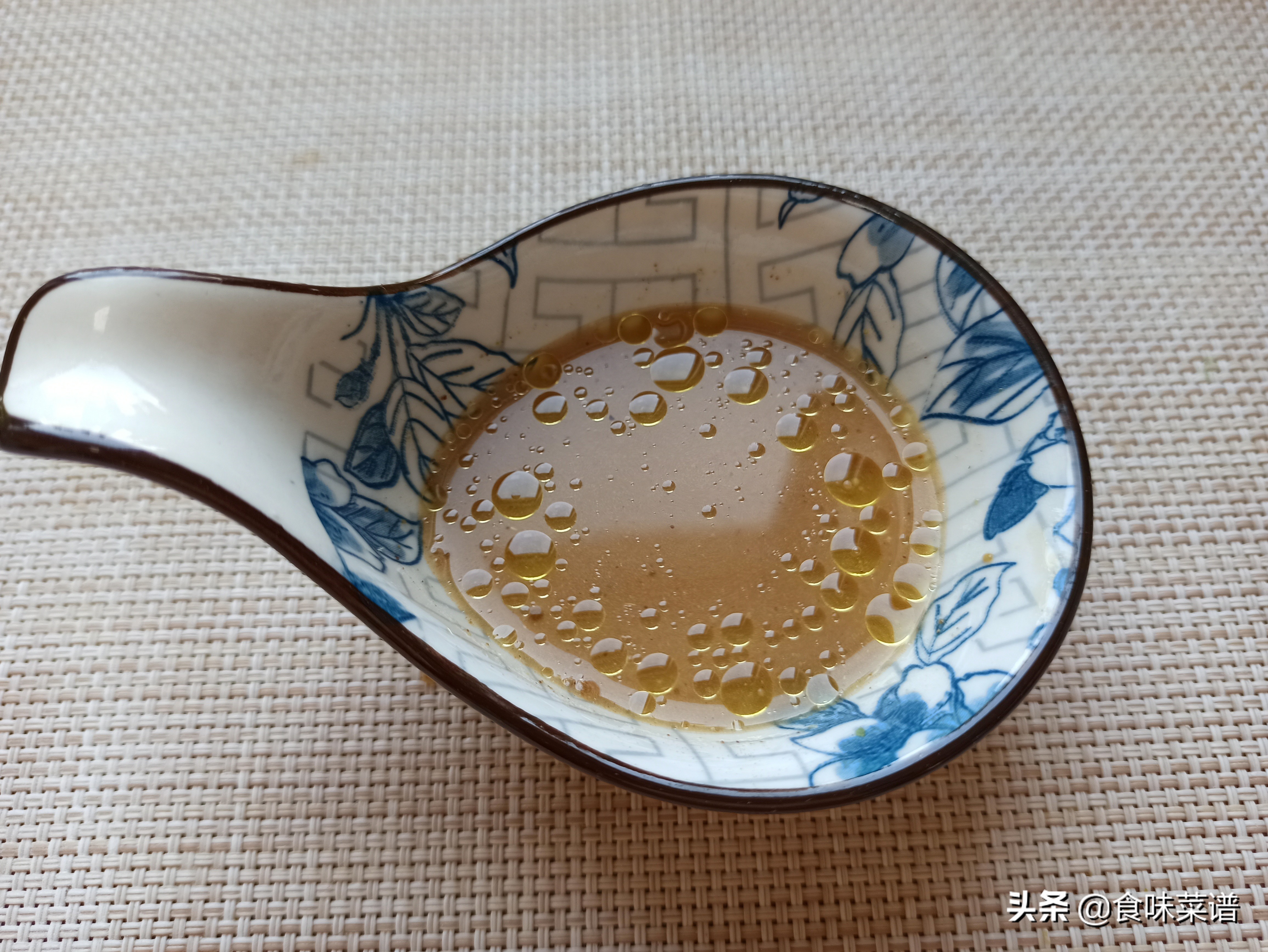 青椒炒肉丝肉丝已经熟,青椒肉丝下油锅