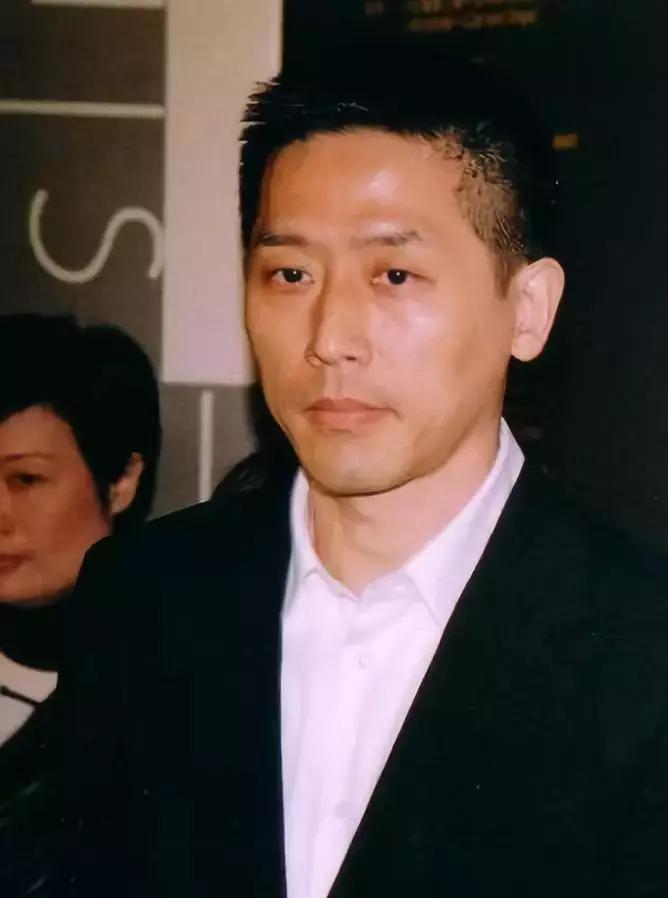 唐鹤德守着张国荣的骨灰过了15年,他是张国荣