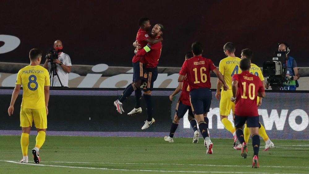 梅西祝贺法蒂,法蒂打破梅西的纪录