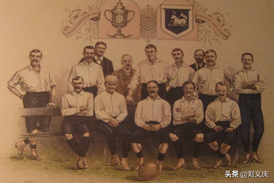 足球下意识手球动作分析,足球的手球规则与最新规则