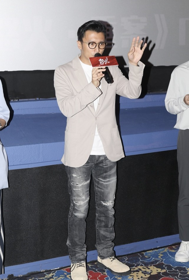 谢霆锋穿休闲西服搭牛仔裤,谢霆锋穿牛仔裤什么牌子的