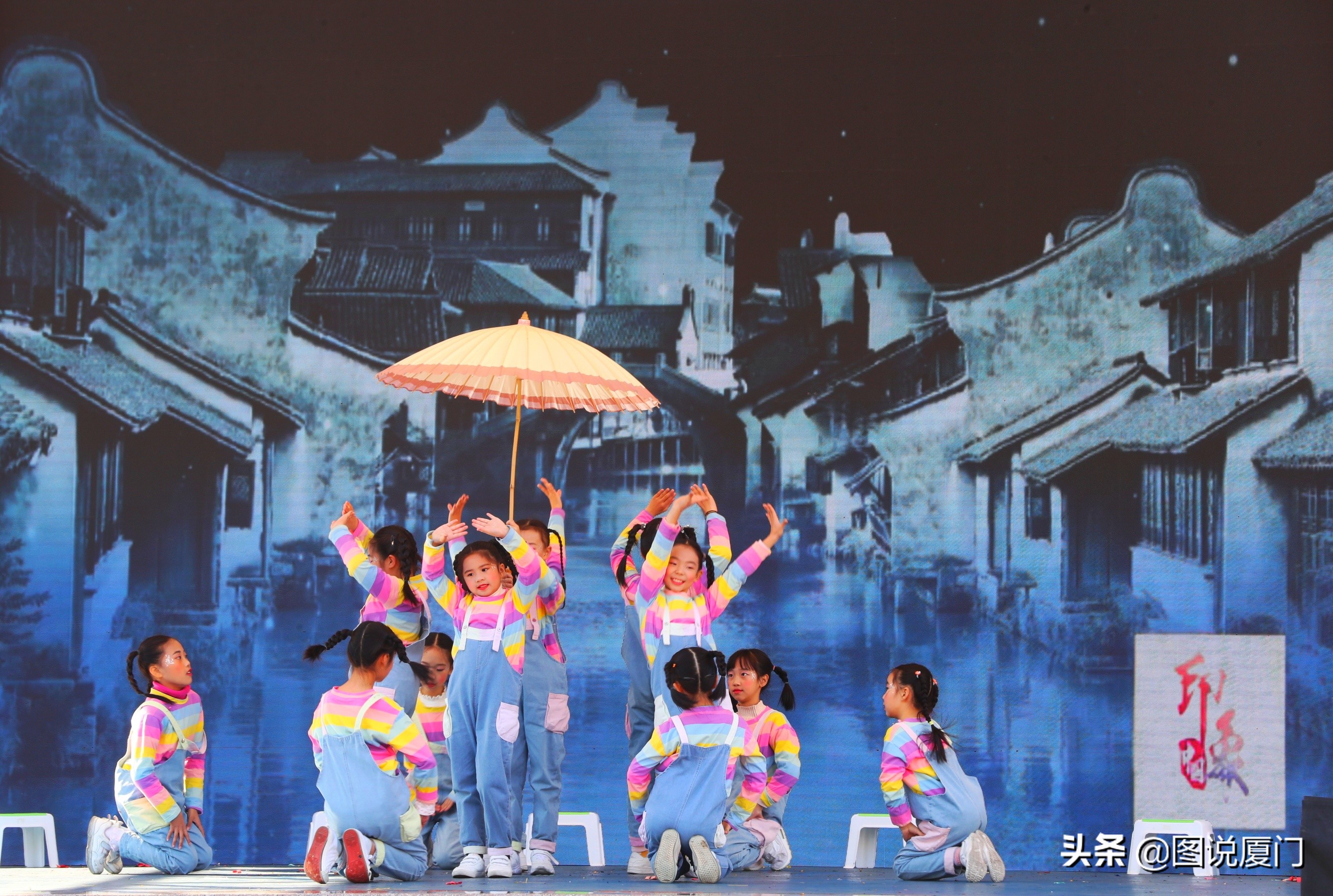 东渡二小凤凰花开,厦门市东渡小学2017年长什么样