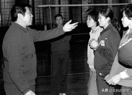 中国女排历任主教练任期及位置，王宝泉仅159天，郎平执教十年