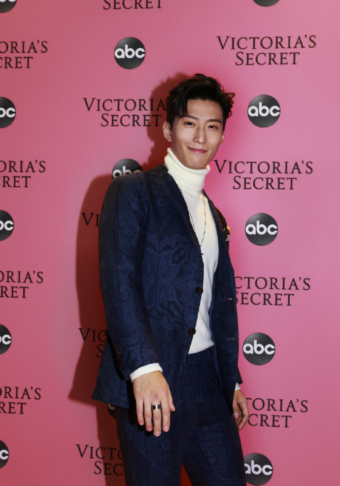 最性感的“星女郎”，和老公撕逼后，在维密首秀皮衣深V大放异彩