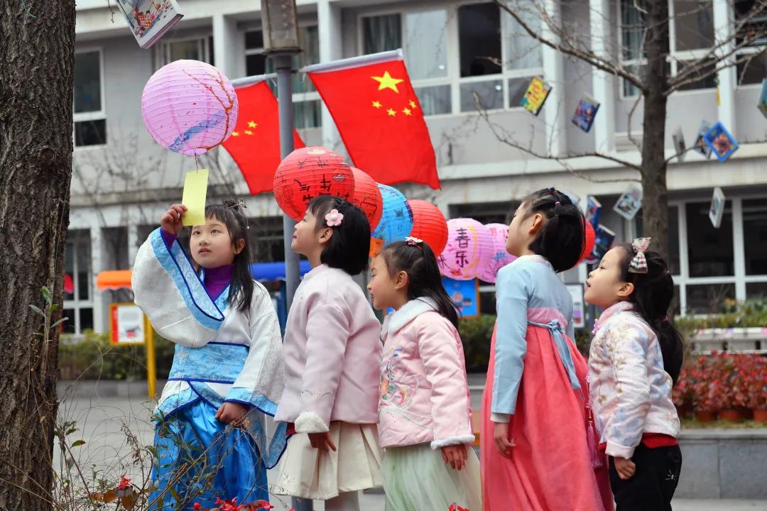新学期新气象学校精心准备迎开学,新学期校园新气象
