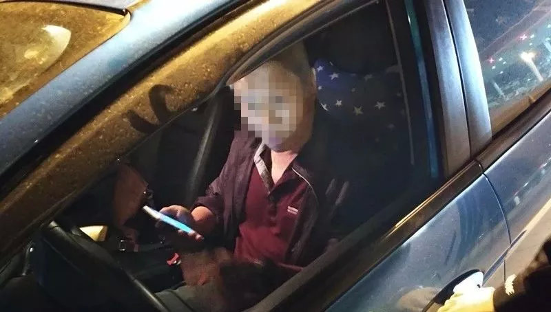 最牛号牌小车一进珠海就被抓！司机当场发朋友圈博点赞…