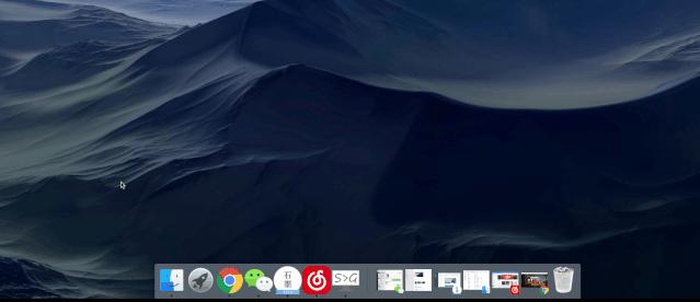 老板看到员工电脑桌面乱七八糟的,新来的同事把电脑桌面换成全家福