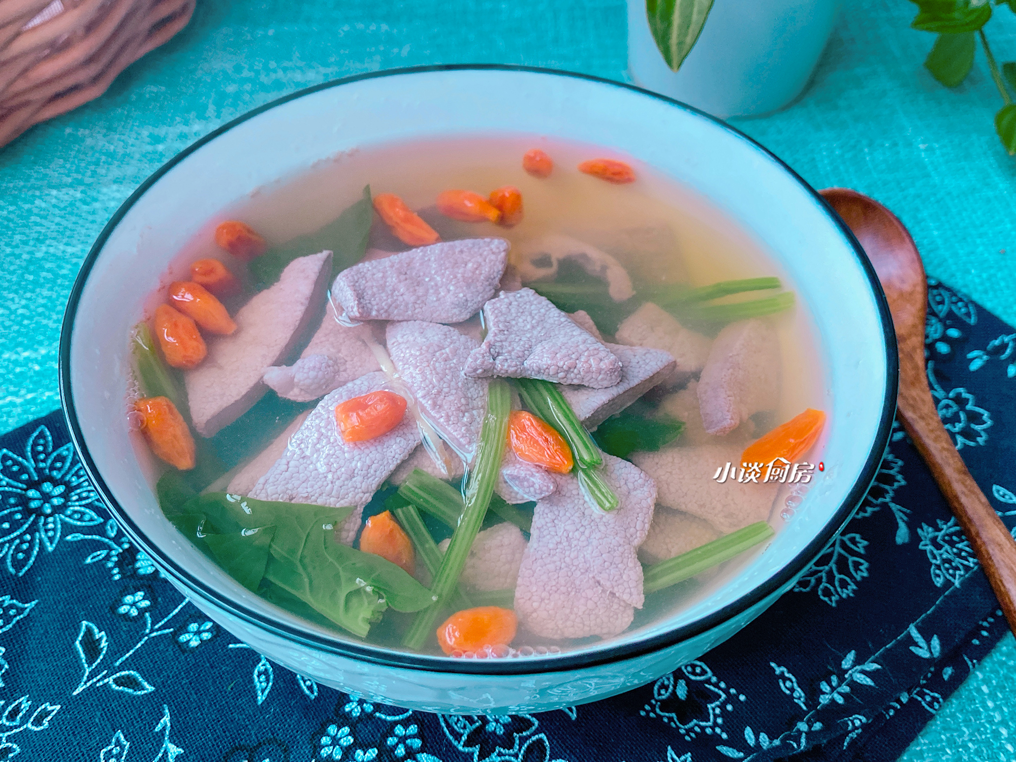 用眼多度,记得喝这碗“护眼汤”,富含维生素A,学生*党**要常喝