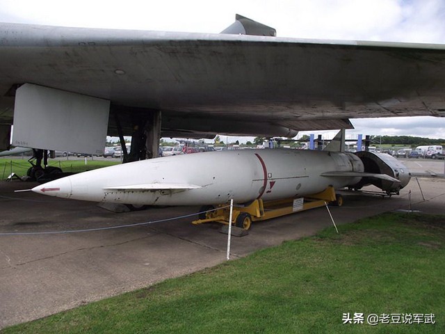 英国v型轰炸机,英国三神轰炸机