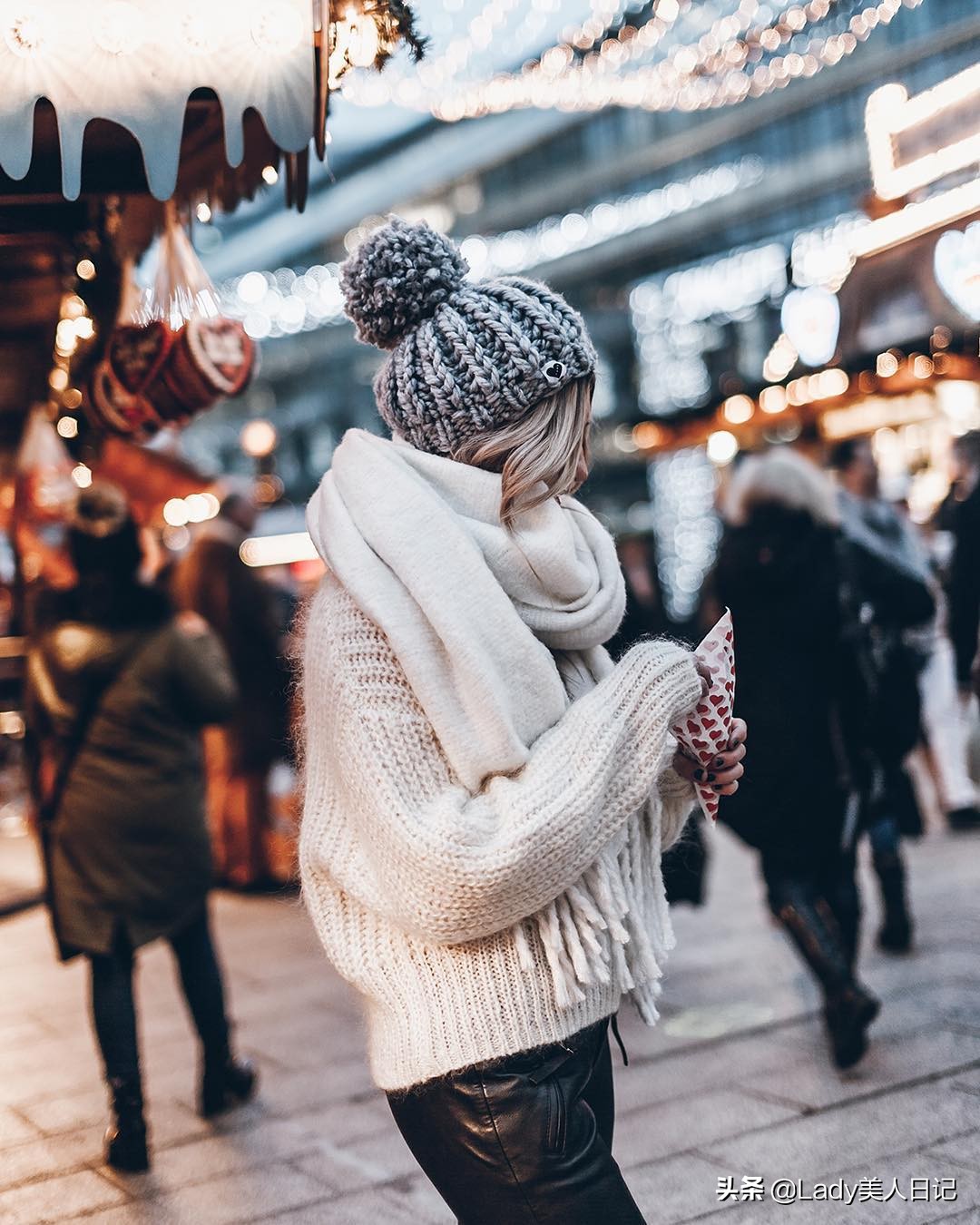 被这种性冷淡风征服了！裙子+毛绒外套也很有范，走到哪都是焦点