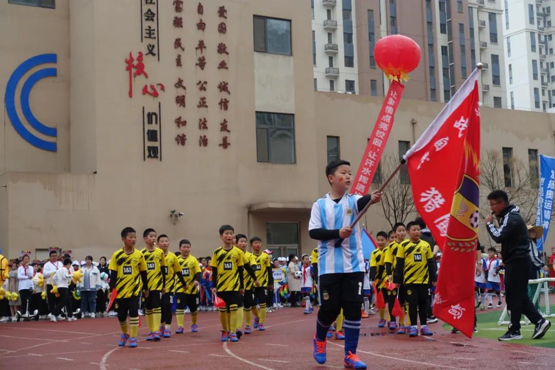 【“七个一”先锋在行动】呼和浩特市足球协会“万达分校足球基地”挂牌仪式在南门外小学万达分校举行