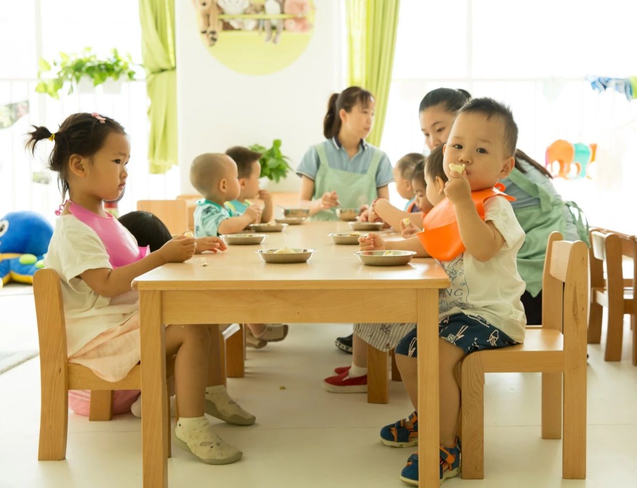 吃饭看出有教养和没教养,吃饭看手机是没有教养的表现么