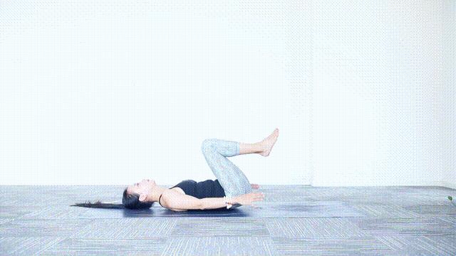 一分钟拉伸颈部瑜伽体式,改善脖子后面大包的瑜伽方法