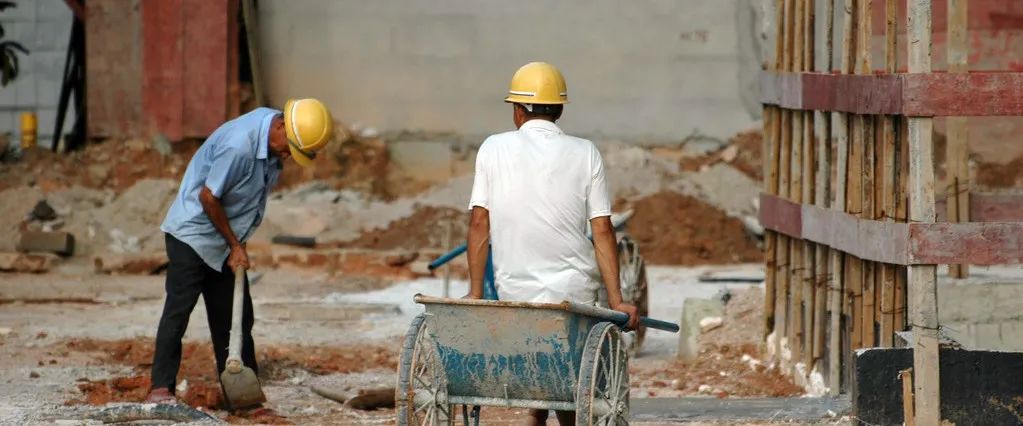 一个搞装修的80后一年能挣多少钱,建筑和装修工资差距