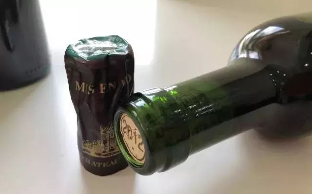 葡萄酒封口小孔,葡萄酒盖上有小孔是什么原因