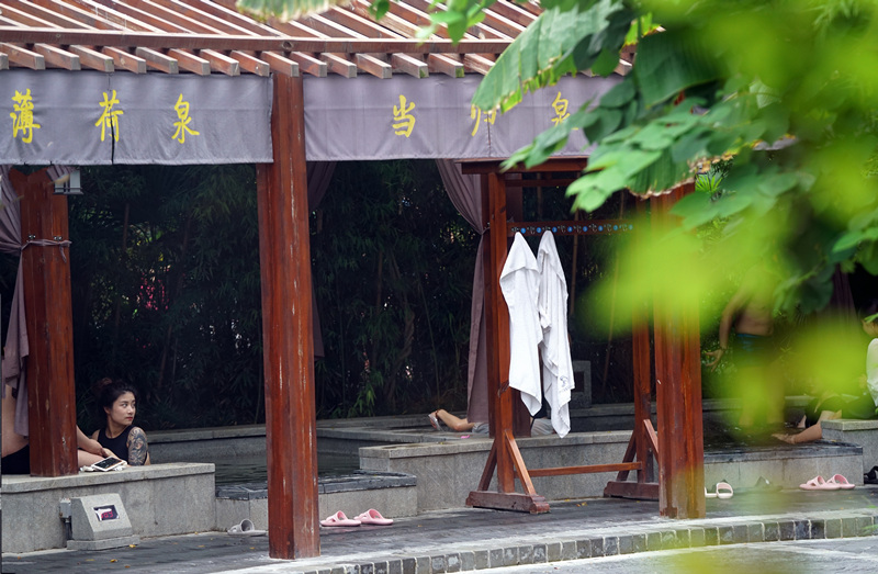 萌娃温泉玩水,灞业3000米温泉带娃攻略