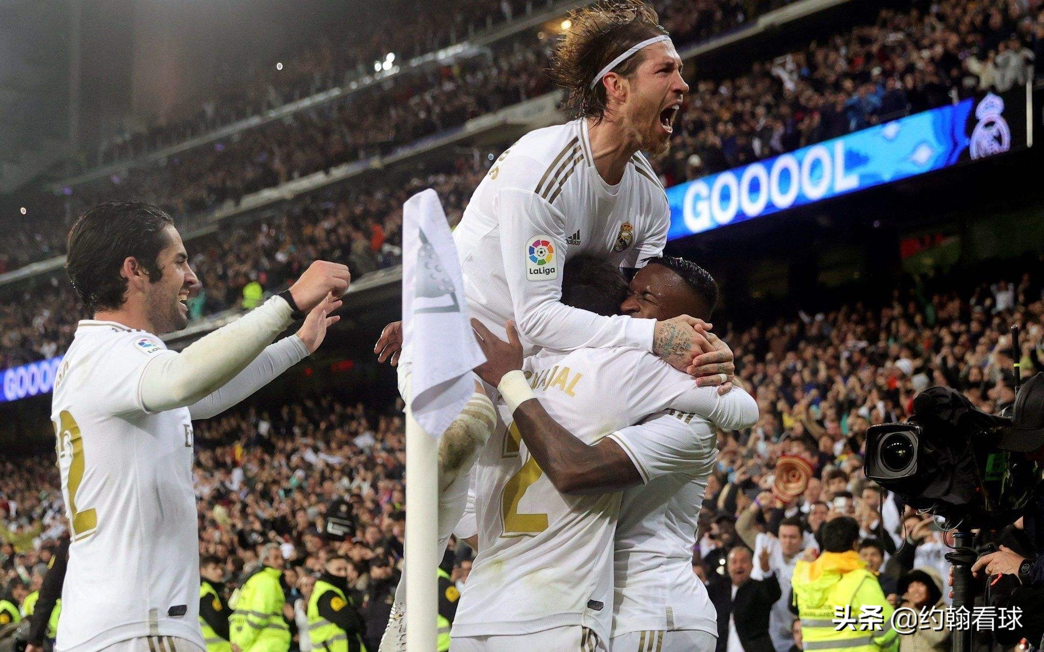 c罗进球台上小球迷,当c罗面做c罗庆祝动作