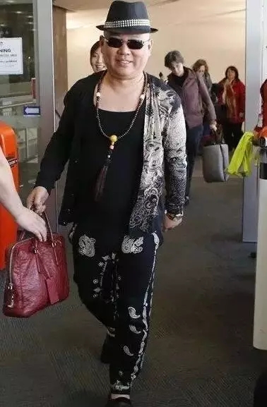 在气质上,42岁的靳东、46岁的郭德纲,都不敌64岁的陈道明