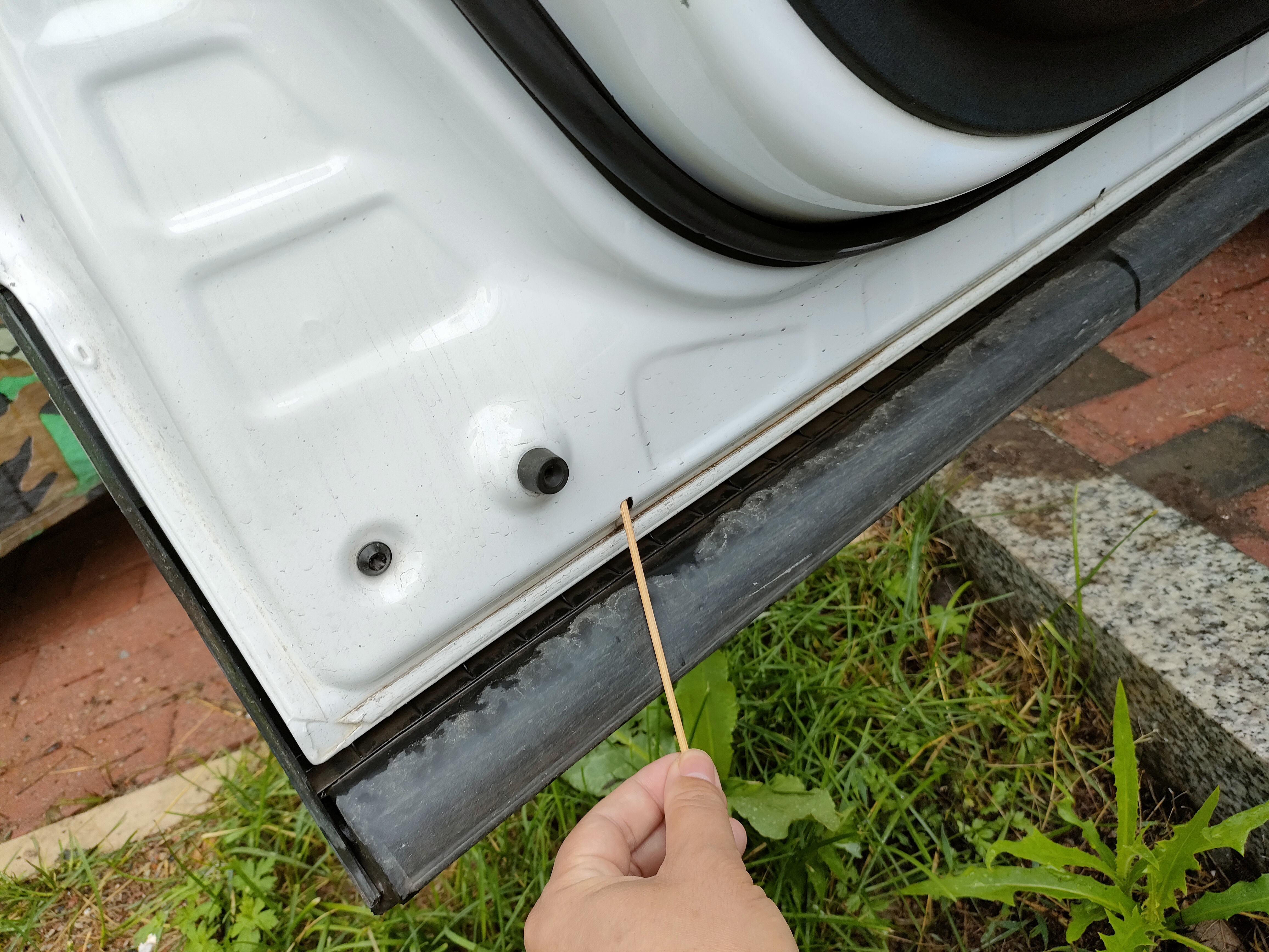 小东西的用处,车门底部排水孔生锈处理方法