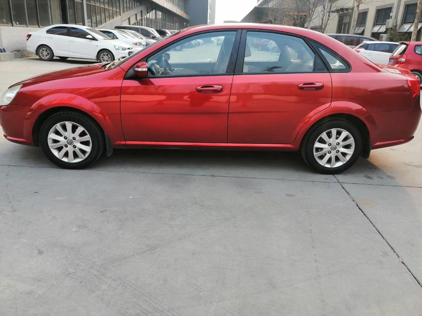 白色的家用车,白色的车价格高一点