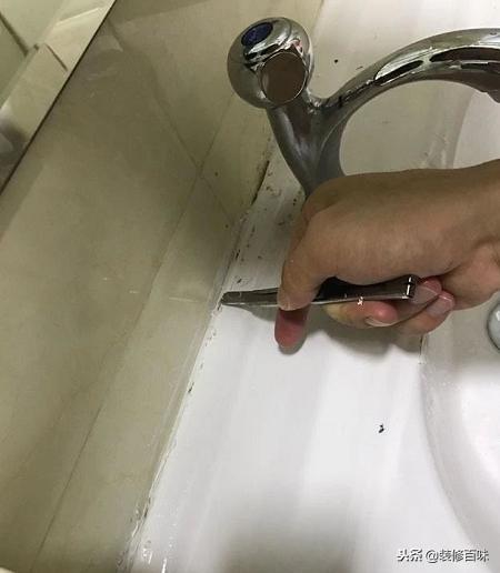 白色的玻璃胶发霉什么原因,家里的玻璃胶发霉怎么办