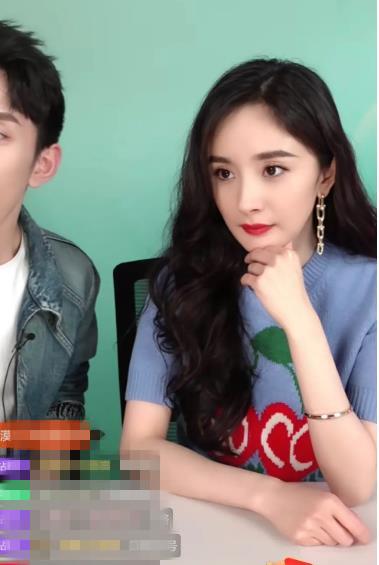 杨幂上直播少女感爆棚，看了一眼她的脚踝，网友：被上帝亲吻过