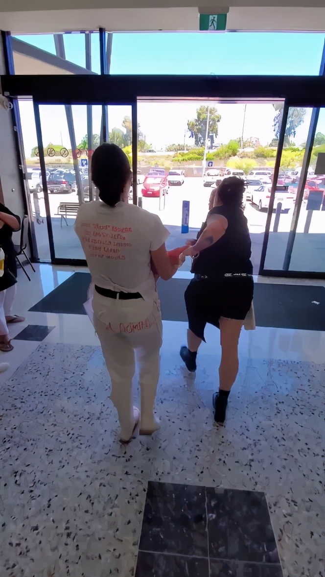 外国妹子冲进肯德基泼血怒吼：吃肉是大*杀屠**！网友们：有病？