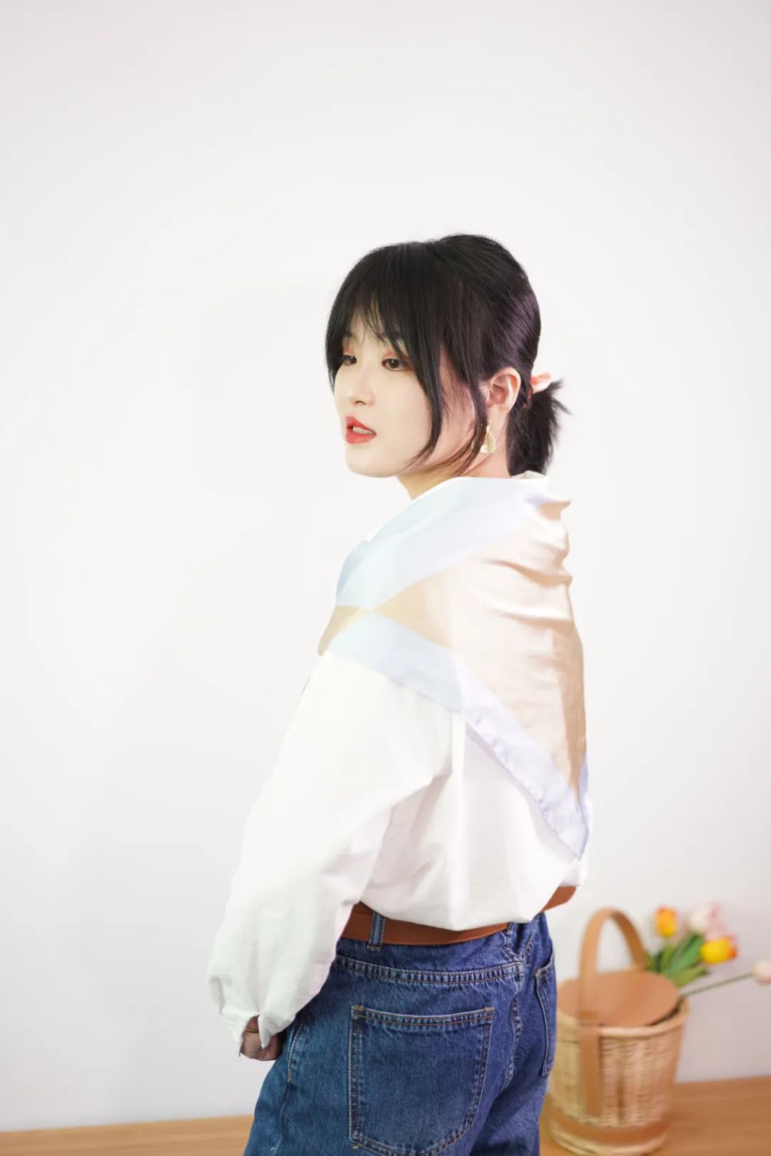 丝巾的5种时髦系法学起来,春季丝巾系法大全搭配大衣