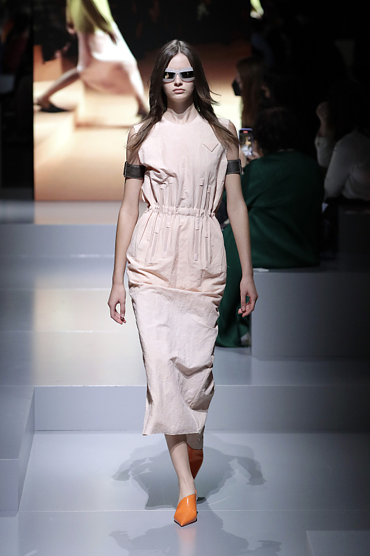 橘色鞋子怎么配西装,橘色鞋子搭配什么颜色好看