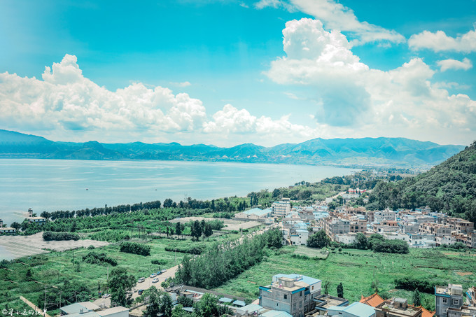 在高山湖泊边拍摄的风景照片湖底,绝美天池风光摄影照片