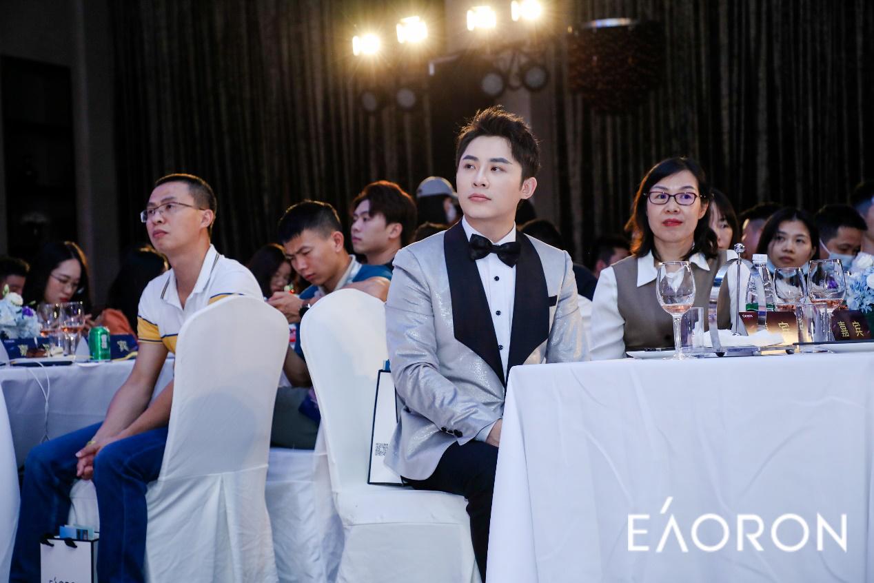 马锐刘惜君亮相EAORON新品发布盛典，现场带货嗨翻全场