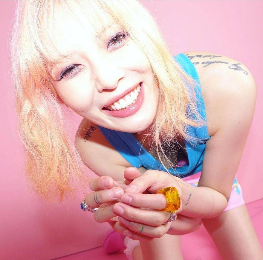 金泫雅穿黑色牛仔衣,金泫雅黑色格子衣服