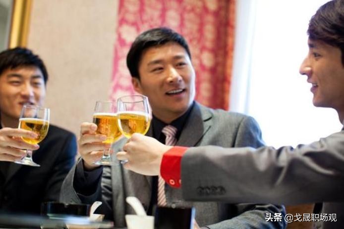 不讨领导喜欢你该怎么做,不受领导喜欢同事排挤你怎么办