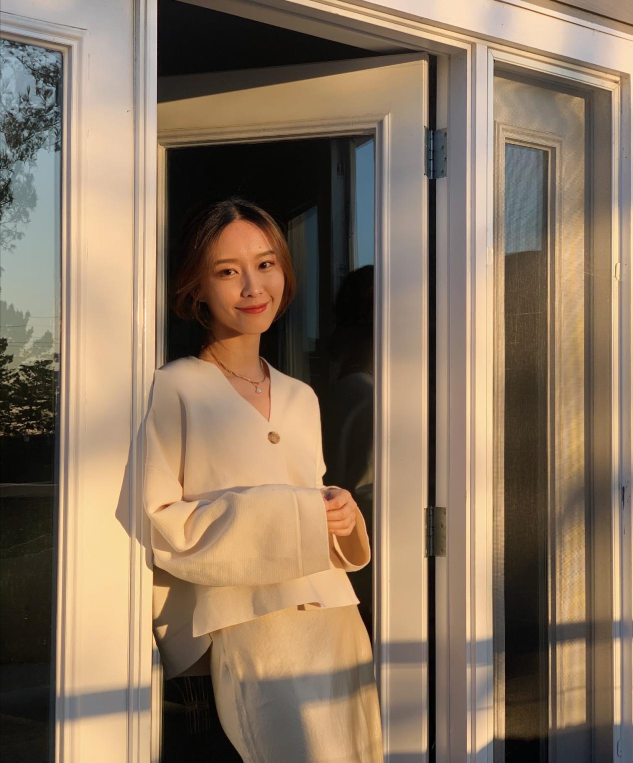 简约穿搭look时尚有品位,简约时尚的穿搭凸显女性慵懒气息