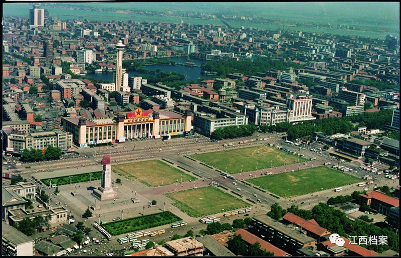 带着时代烙印的老照片，和你穿越到不同年代的八一广场