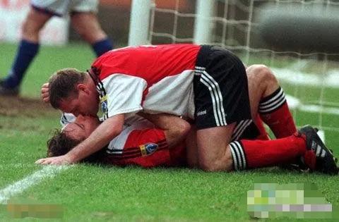 足球场上的尴尬搞笑事,足球场上那些啼笑皆非