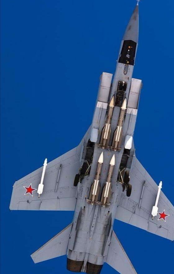 俄罗斯轰炸机携带高超声速导弹,俄罗斯最新型远程战略轰炸机