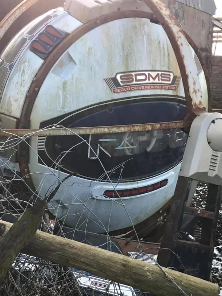 在北爱尔兰的荒野里，玩家找到了一台30年前限量发行的古董街机