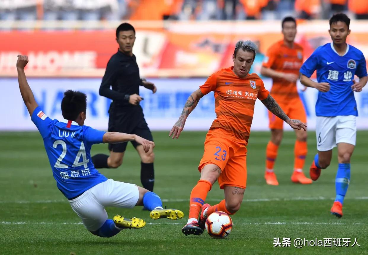 足球场上的事,足球场上被足球砸如何将伤害变小