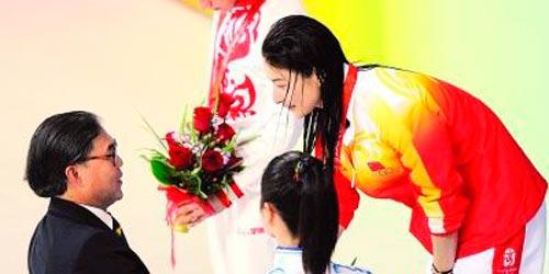 霍启刚带子女下厨,霍启刚为孩子下厨视频