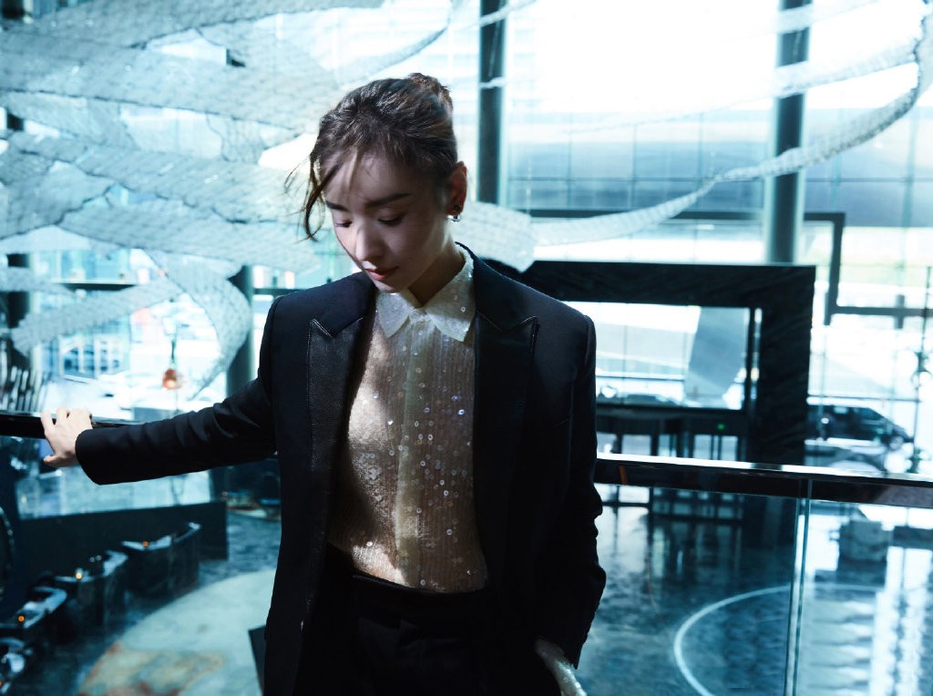 37岁董洁侧颜美如画,董洁穿黑色长裙出席活动