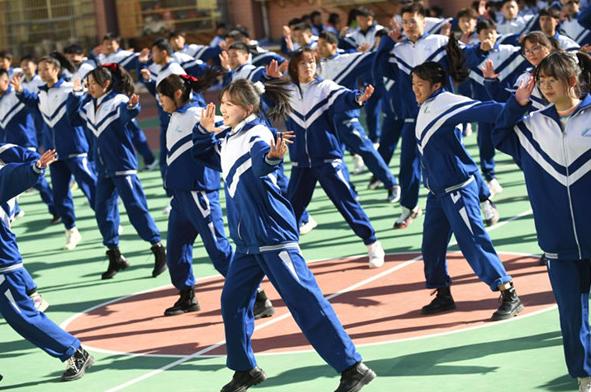 学生时代的花里胡哨之爆改校服,学生把校服改成汉服