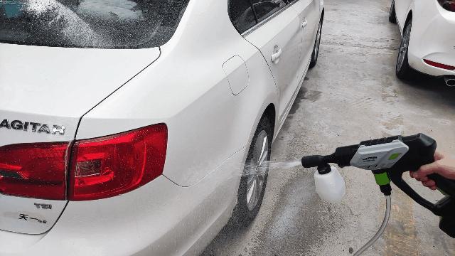洗车水枪家用体验,绿田锂电高压水枪洗车神器评测