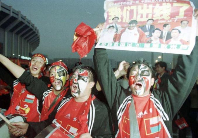 中国足球下一场比赛在哪里,中国足球球迷万人空巷