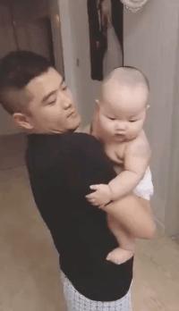 搞笑gif开心一刻我受了太多的委屈,踢足球腿抽筋搞笑gif