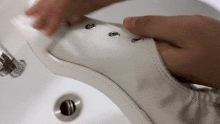 白色帆布鞋洗后怎么晒不变白,白色帆布鞋洗不干净用什么方法