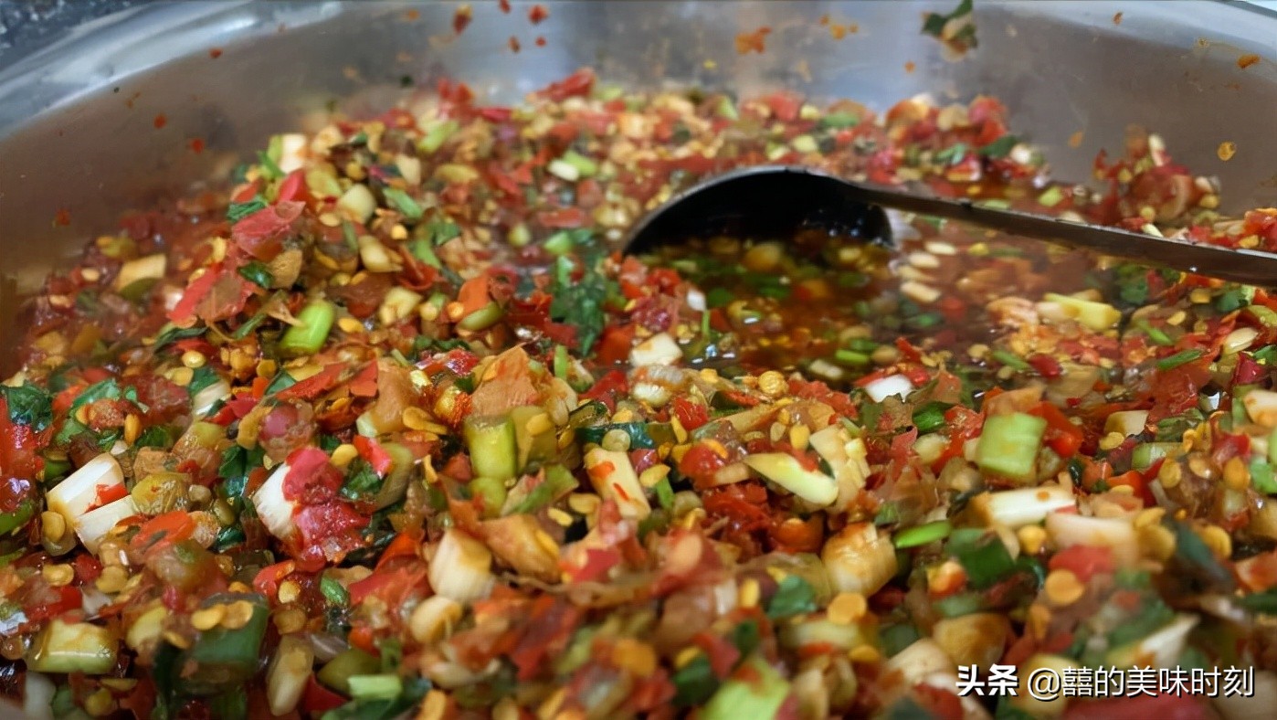 广西大姐乡镇卖小吃1元1个月入6万,大姐摆摊卖独特小吃1天卖出400碗