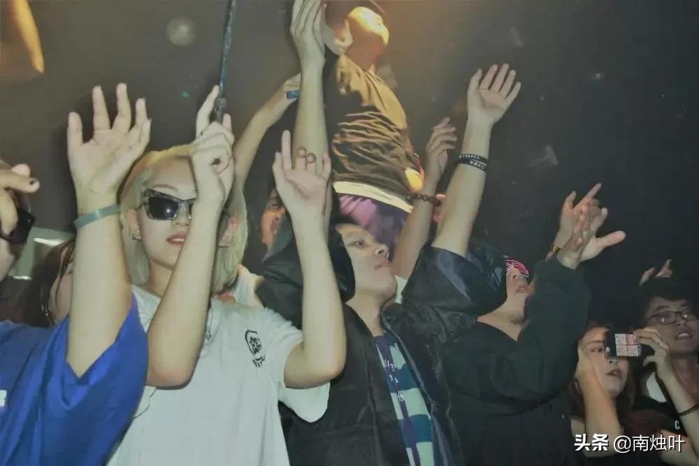 40岁白头发突然增多怎么治,青少年头发少怎么才可以增多