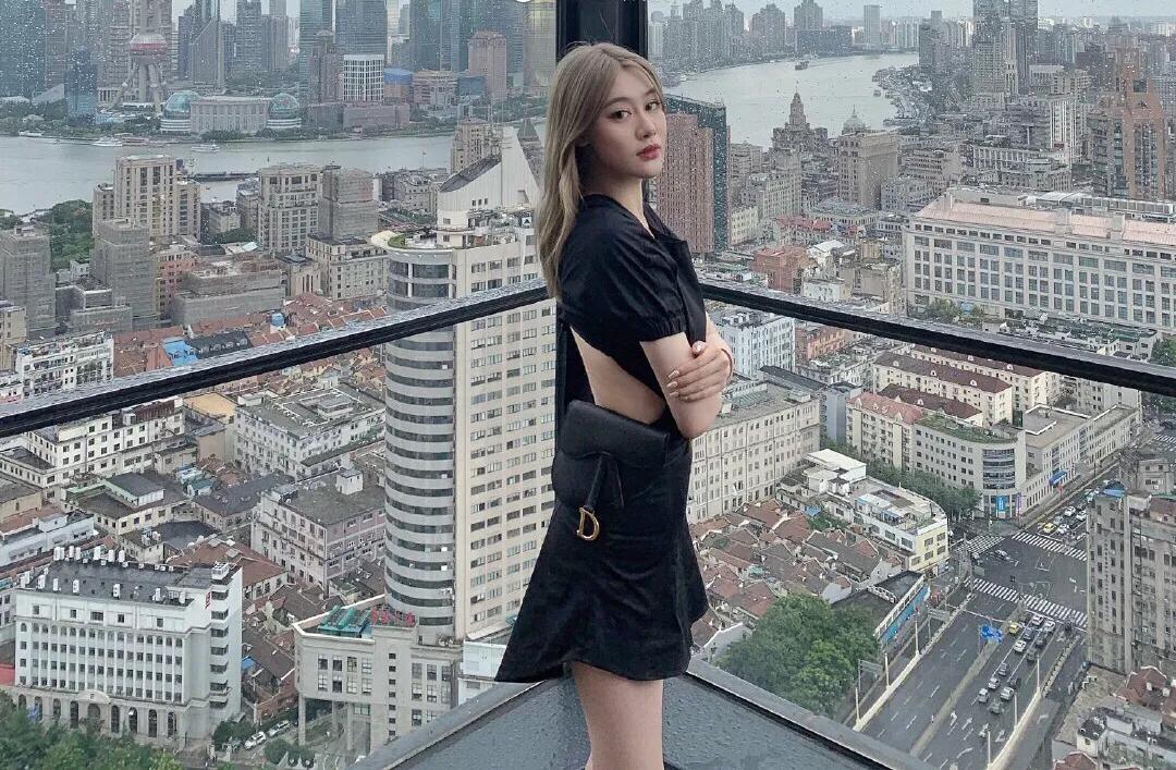 前国脚范志毅女儿给网红当主持，裙子吸睛，与爸爸三婚妻子似闺蜜